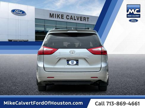 Used 2018 Toyota Sienna XLE w/ XLE Navigation Package FWD image 4