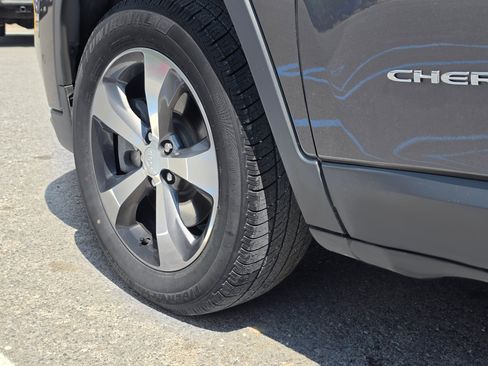 Used 2019 Jeep Cherokee Limited w/ Luxury Group AWD/4WD image 11