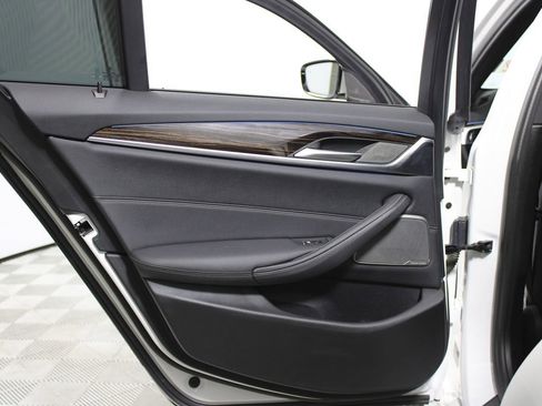 Used 2023 BMW 530e w/ M Sport Package image 34