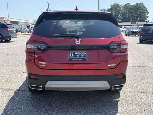 Used 2024 Honda Pilot Touring image 4