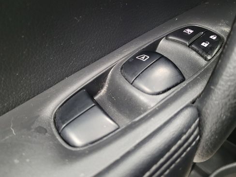 Used 2018 Nissan Rogue S AWD/4WD image 27