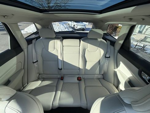 Used 2022 Volvo XC60 B5 Momentum w/ Climate Package image 19