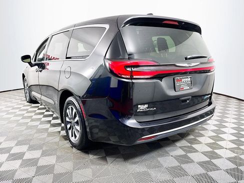 Used 2022 Chrysler Pacifica Touring-L FWD image 5