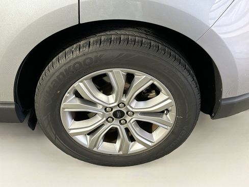 Used 2024 Ford Edge Titanium image 11