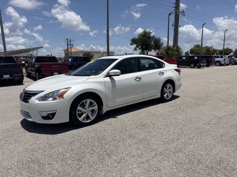 Used 2014 Nissan Altima 2.5 SL w/ Moonroof Package FWD image 11