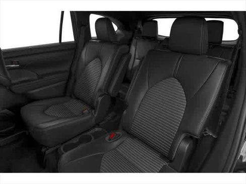 Used 2022 Toyota Highlander XLE image 9