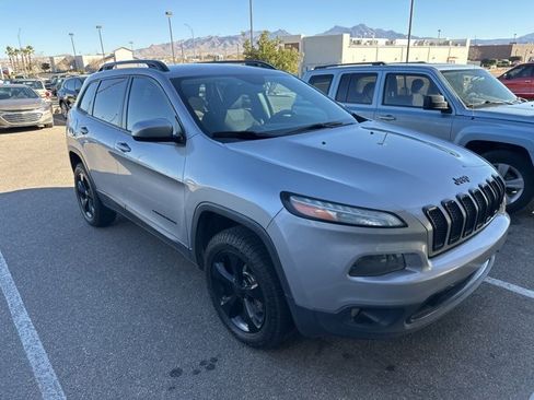 Used 2016 Jeep Cherokee Latitude image 2