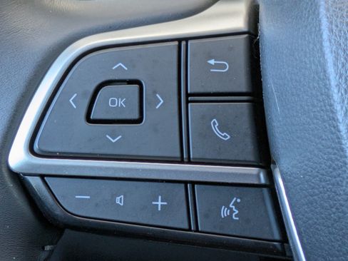 Used 2025 Toyota Highlander XLE FWD image 29
