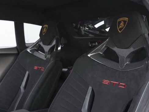 Used 2022 Lamborghini Huracan STO image 13