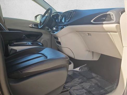 Used 2023 Chrysler Pacifica Touring-L image 23