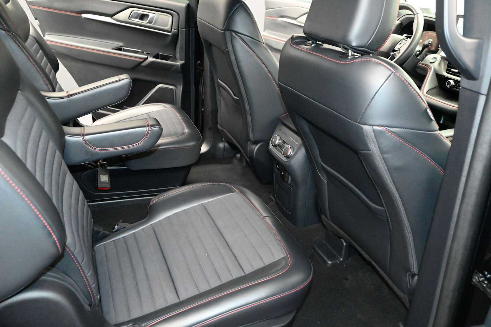 Used 2025 Ford Explorer ST-Line AWD/4WD image 29