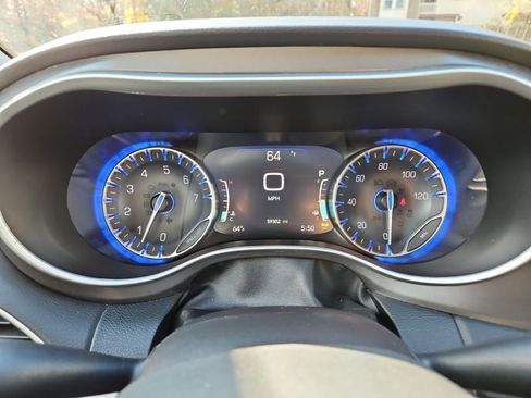 Used 2024 Chrysler Pacifica Touring-L FWD image 24