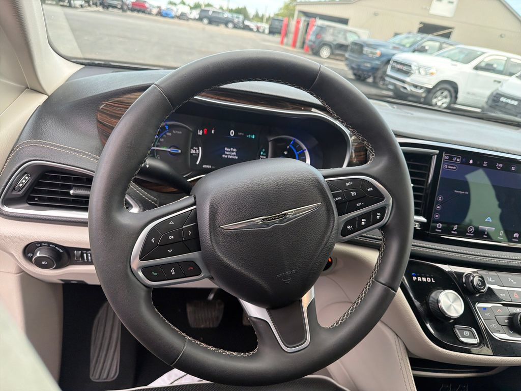 Used 2023 Chrysler Pacifica Limited FWD image 15