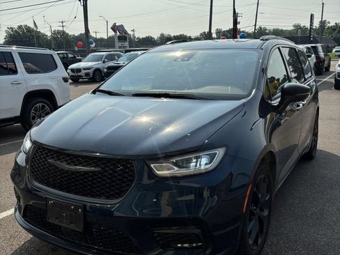 Used 2025 Chrysler Pacifica Limited FWD image 3