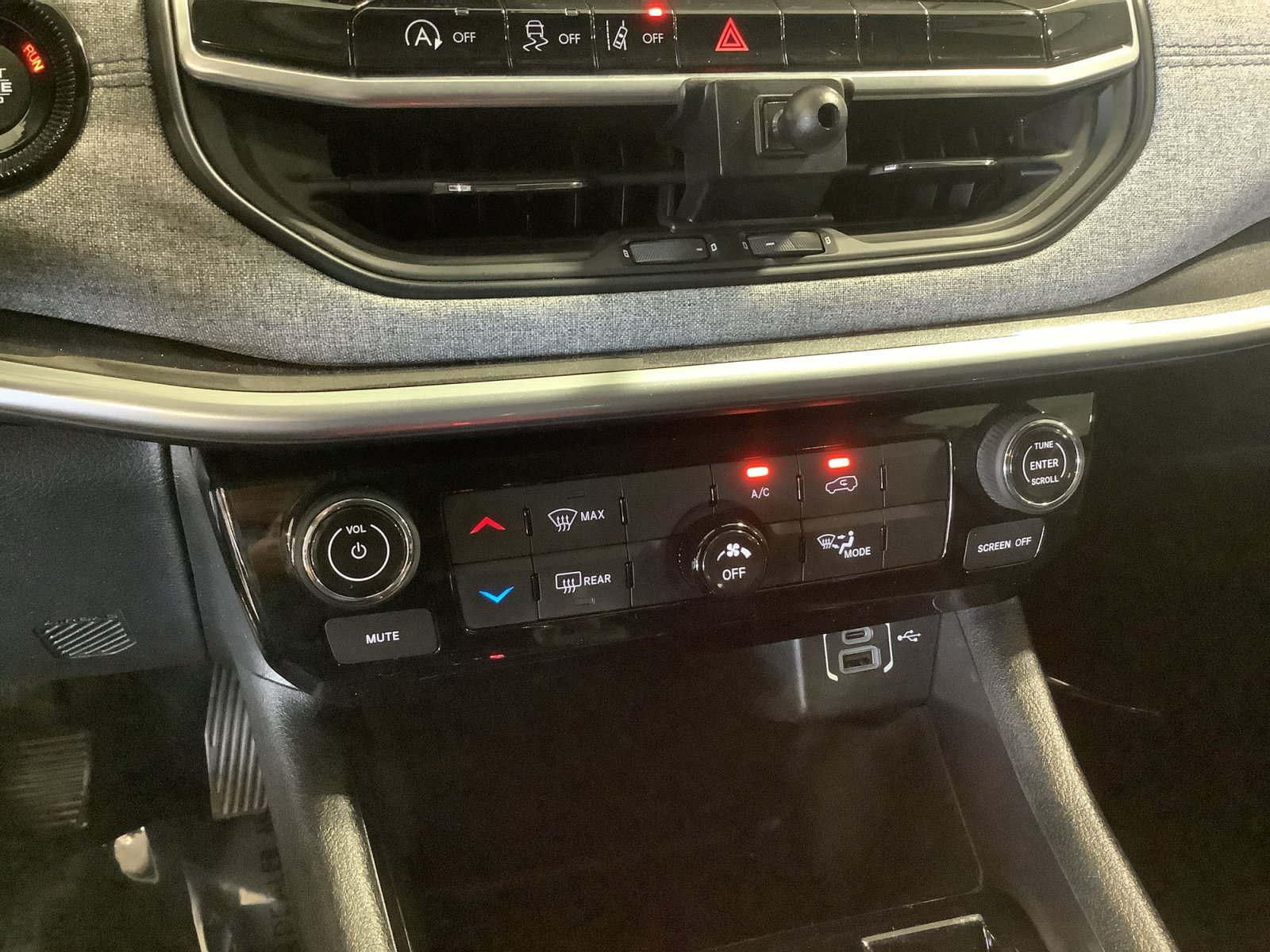 Used 2022 Jeep Compass Latitude FWD image 16