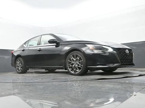 Used 2023 Nissan Altima 2.0 SR FWD image 9