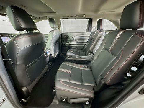 Used 2019 Toyota Highlander SE FWD image 29