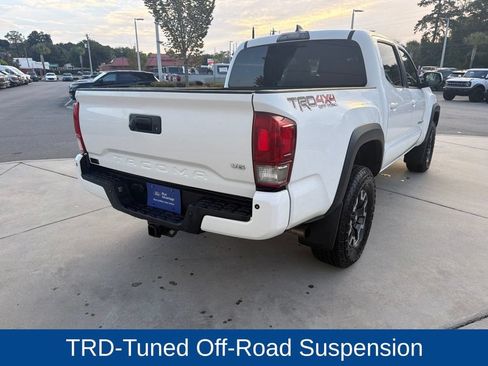 Used 2017 Toyota Tacoma TRD Off-Road AWD/4WD image 10