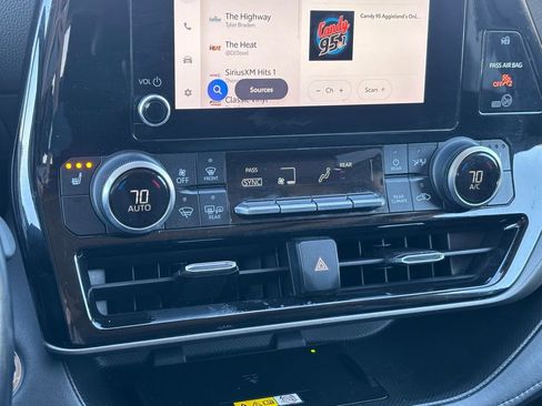 Used 2023 Toyota Highlander XLE image 24