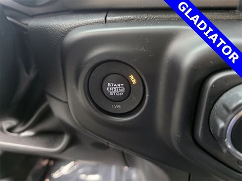 Used 2022 Jeep Gladiator Sport image 27