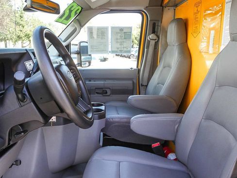 Used 2022 Ford E-350 and Econoline 350 Super Duty image 17