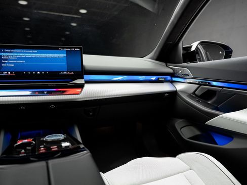 Used 2025 BMW M5 image 43