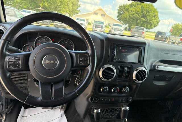 Used 2017 Jeep Wrangler Unlimited Rubicon w/ Connectivity Group AWD/4WD image 12