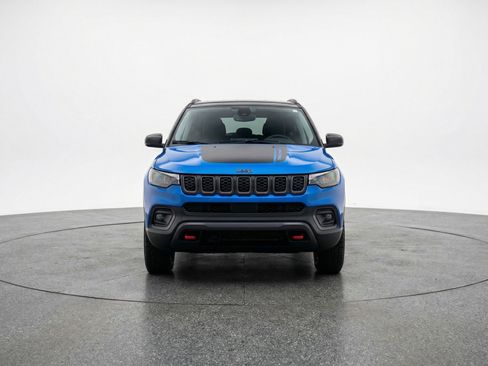 Used 2025 Jeep Compass Trailhawk image 2