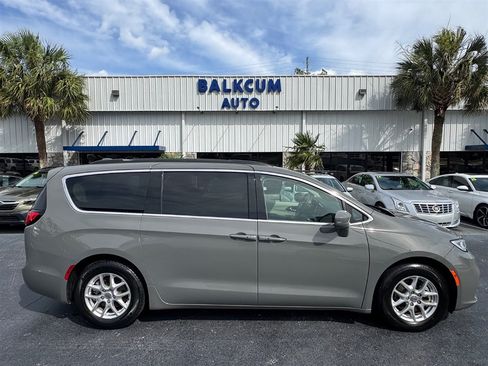 Used 2022 Chrysler Pacifica Touring-L FWD image 1