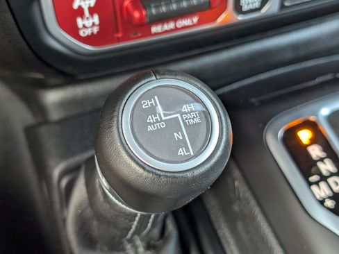 Used 2025 Jeep Wrangler Unlimited Rubicon AWD/4WD image 16