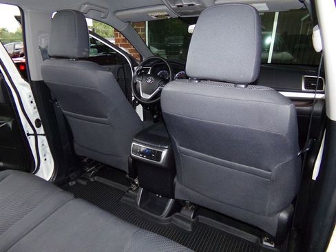 Used 2019 Toyota Highlander LE AWD/4WD image 26