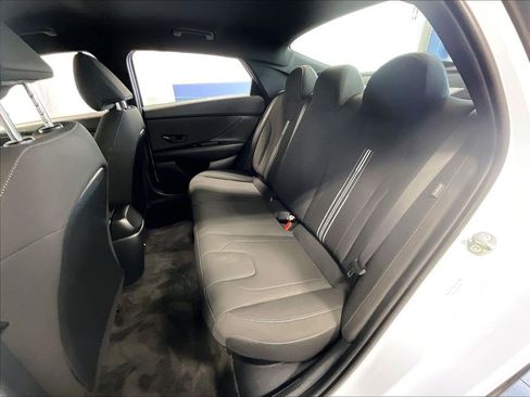 Certified 2025 Hyundai Elantra SEL FWD image 15