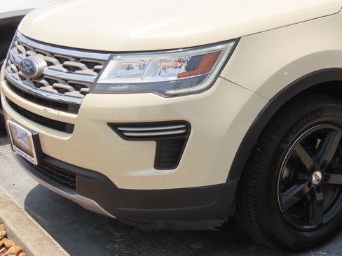 Used 2018 Ford Explorer XLT FWD image 3