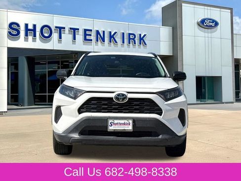 Used 2019 Toyota RAV4 LE FWD image 2