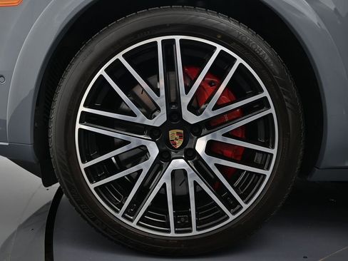 Certified 2024 Porsche Cayenne Turbo AWD/4WD image 33