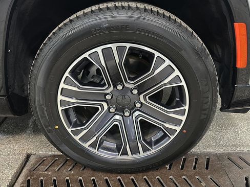 Used 2024 Jeep Wagoneer Series II w/ Flexible Seating Group image 8