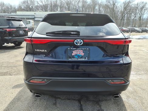 Certified 2023 Toyota Venza LE image 5