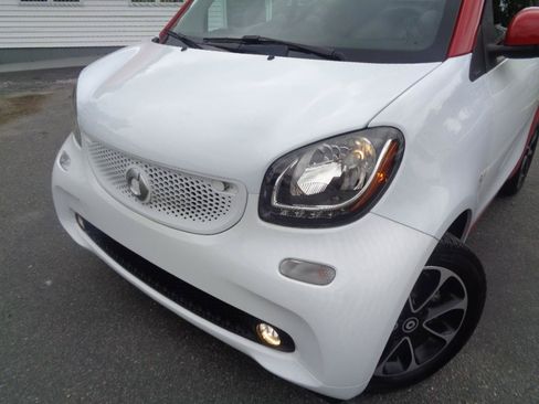 Used 2017 smart fortwo passion RWD image 19