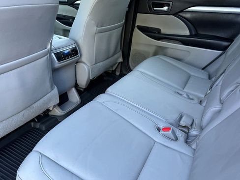 Used 2016 Toyota Highlander XLE AWD/4WD image 4