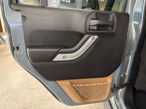 Used 2015 Jeep Wrangler Unlimited Rubicon w/ Connectivity Group AWD/4WD image 37