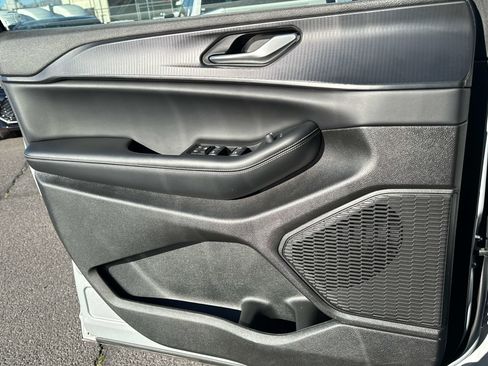 Used 2024 Jeep Grand Cherokee Altitude image 12