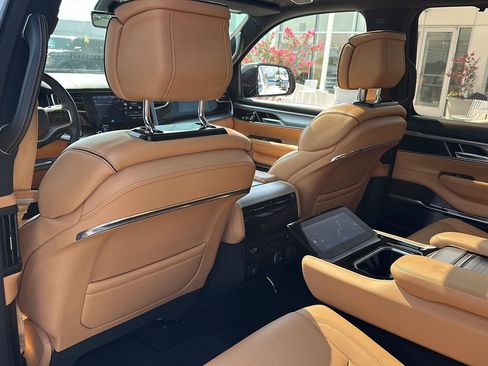 Used 2023 Jeep Grand Wagoneer Series III AWD/4WD image 11