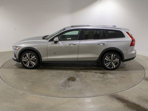 Used 2025 Volvo V60 B5 Cross Country Plus image 3
