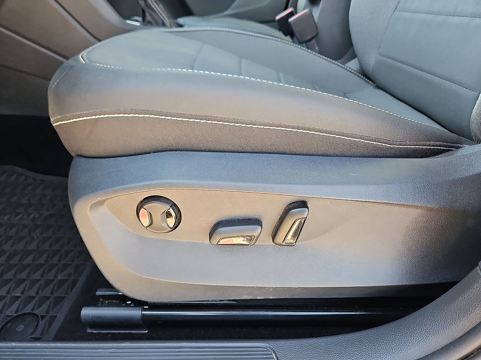 Certified 2024 Volkswagen Taos SE w/ Panoramic Sunroof Package FWD image 17