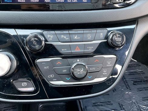 Used 2018 Chrysler Pacifica Touring-L Plus w/ Advanced Safetytec Group image 31