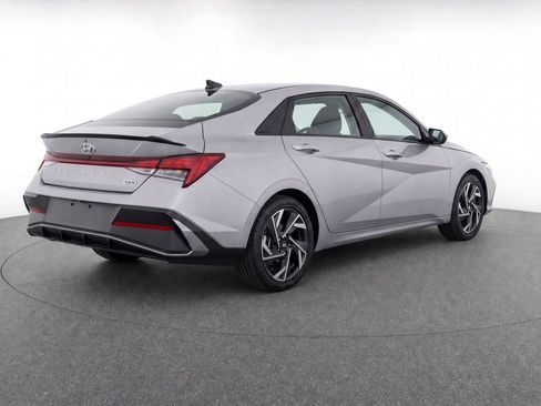Used 2025 Hyundai Elantra SEL FWD image 4