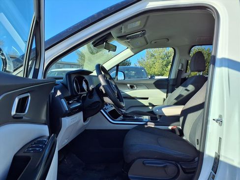 Used 2022 Kia Carnival LX image 19
