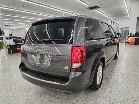 Used 2018 Dodge Grand Caravan SXT image 4