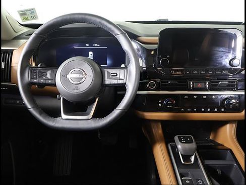 Used 2024 Nissan Pathfinder Platinum w/ Black Appearance Package AWD/4WD image 8