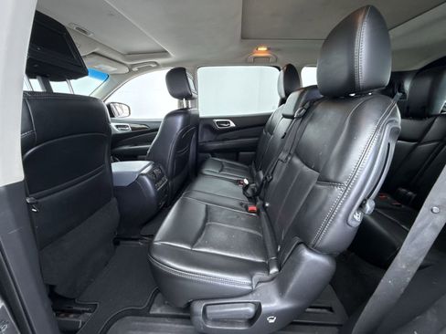 Used 2016 Nissan Pathfinder Platinum w/ Family Entertainment Package image 39